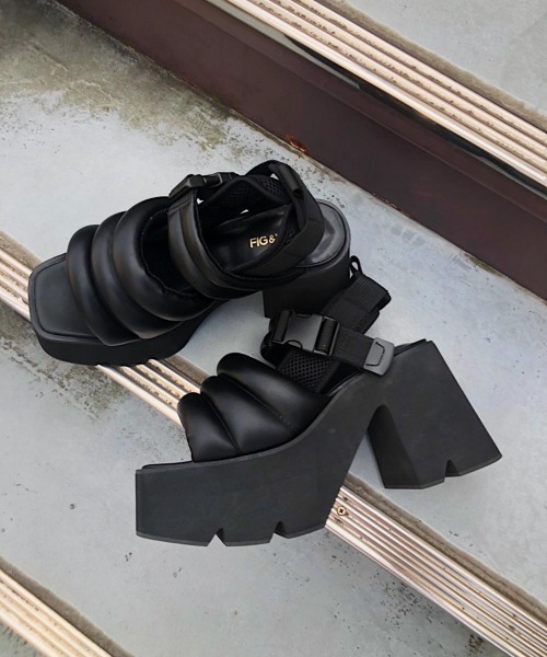 FIG&VIPER(フィグアンドバイパー)の「シャークソールキルティングサンダル(サンダル・レディース・ブラック・LARGE/MEDIUM)」の1枚目の写真