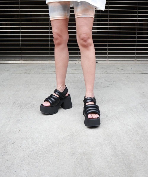 FIG&VIPER(フィグアンドバイパー)の「シャークソールキルティングサンダル(サンダル・レディース・ブラック・LARGE/MEDIUM)」の16枚目の写真