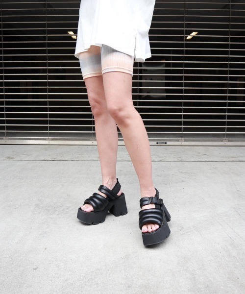 FIG&VIPER(フィグアンドバイパー)の「シャークソールキルティングサンダル(サンダル・レディース・ブラック・LARGE/MEDIUM)」の3枚目の写真