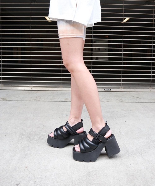 FIG&VIPER(フィグアンドバイパー)の「シャークソールキルティングサンダル(サンダル・レディース・ブラック・LARGE/MEDIUM)」の8枚目の写真