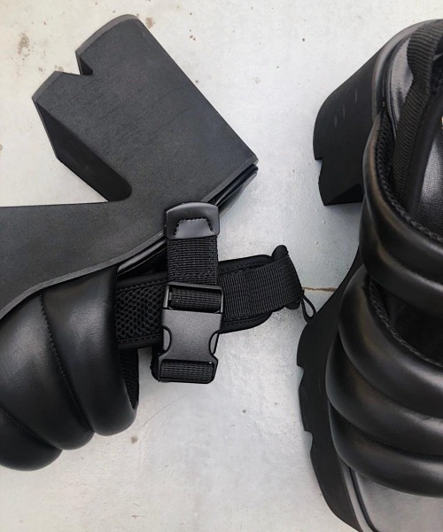 FIG&VIPER(フィグアンドバイパー)の「シャークソールキルティングサンダル(サンダル・レディース・ブラック・LARGE/MEDIUM)」の13枚目の写真