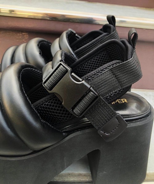 FIG&VIPER(フィグアンドバイパー)の「シャークソールキルティングサンダル(サンダル・レディース・ブラック・LARGE/MEDIUM)」の17枚目の写真