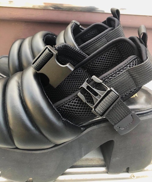 FIG&VIPER(フィグアンドバイパー)の「シャークソールキルティングサンダル(サンダル・レディース・ブラック・LARGE/MEDIUM)」の4枚目の写真