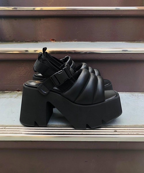 FIG&VIPER(フィグアンドバイパー)の「シャークソールキルティングサンダル(サンダル・レディース・ブラック・LARGE/MEDIUM)」の9枚目の写真