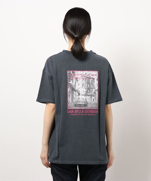 SPINNS（スピンズ）の「ゆったりシルエット ピグメント加工バックフォトTシャツ（Tシャツ/カットソー・レディース・オフホワイト/ピンク/スミクロ・ONESIZE）」の5枚目の写真