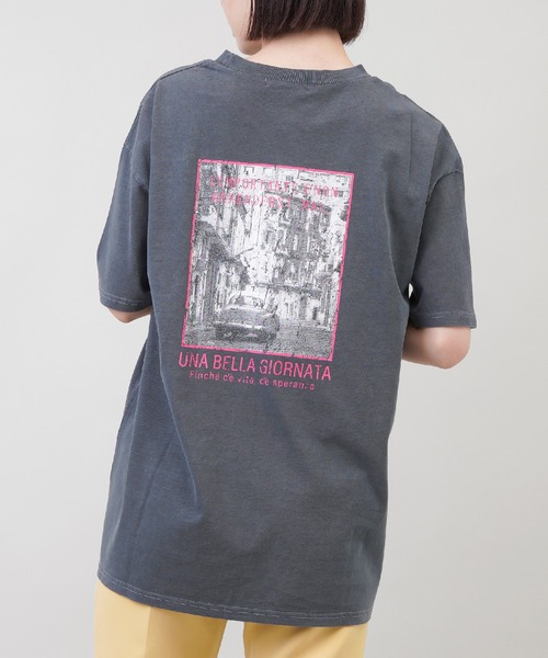 SPINNS（スピンズ）の「ゆったりシルエット ピグメント加工バックフォトTシャツ（Tシャツ/カットソー・レディース・オフホワイト/ピンク/スミクロ・ONESIZE）」の2枚目の写真