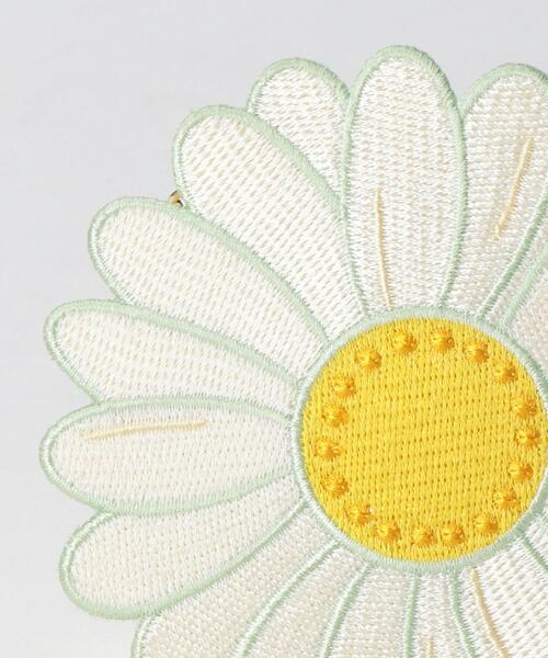 ACCOMMODE(アコモデ)の「<ACCOMMODE>フラワー ポーチ チャーム(ポーチ・レディース・ホワイト/コバルトブルー・FREE)」の4枚目の写真