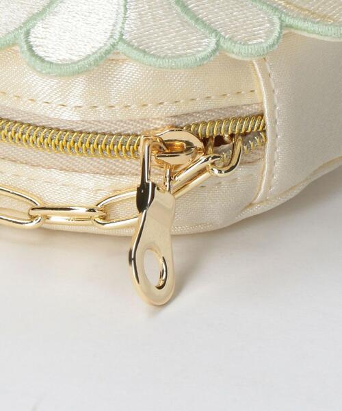 ACCOMMODE(アコモデ)の「<ACCOMMODE>フラワー ポーチ チャーム(ポーチ・レディース・ホワイト/コバルトブルー・FREE)」の11枚目の写真