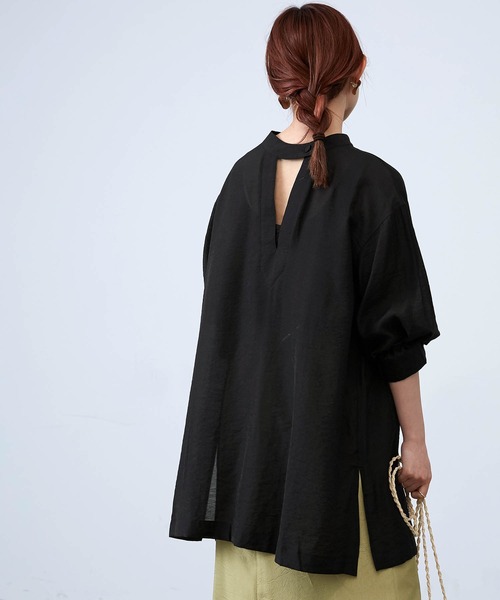 mikke(ミッケ)の「2WAYチョーカー風 バルーンスリーブ オーバーサイズブラウス(シャツ/ブラウス・レディース・ブラック/オフホワイト/グリーン・FREE)」の2枚目の写真