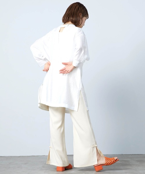 mikke(ミッケ)の「2WAYチョーカー風 バルーンスリーブ オーバーサイズブラウス(シャツ/ブラウス・レディース・ブラック/オフホワイト/グリーン・FREE)」の11枚目の写真