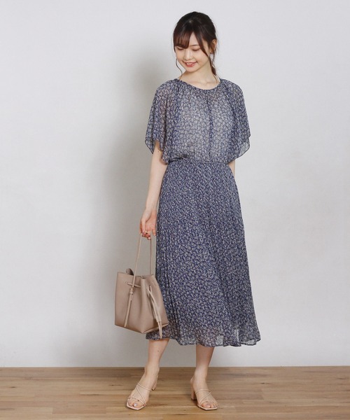 Crisp（クリスプ）の「フラワーシフォンプリーツワンピース（ワンピース・レディース・ネイビー/ブラウン・FREE）」の2枚目の写真
