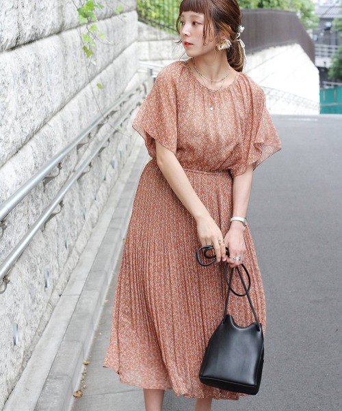 Crisp（クリスプ）の「フラワーシフォンプリーツワンピース（ワンピース・レディース・ネイビー/ブラウン・FREE）」の18枚目の写真