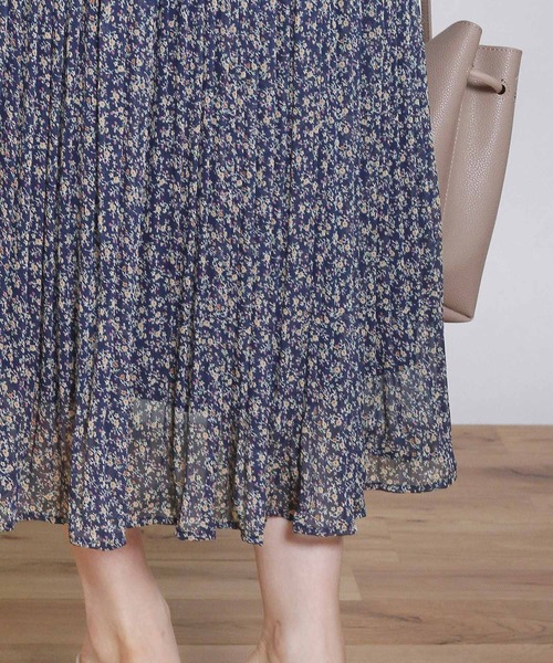Crisp（クリスプ）の「フラワーシフォンプリーツワンピース（ワンピース・レディース・ネイビー/ブラウン・FREE）」の4枚目の写真