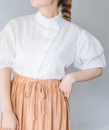 マカロンを焼くアシメフリルシャツ