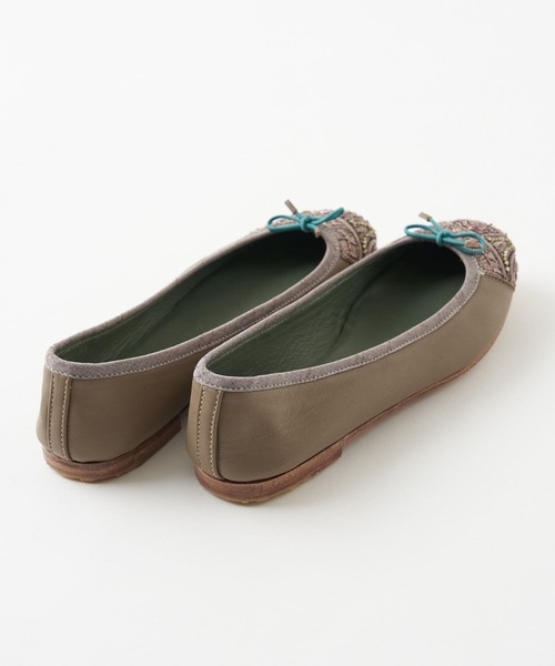 MEHER KAKALIA》フラットシューズ