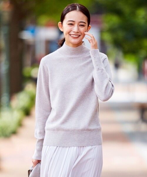J.PRESS(ジェイプレス)の「【洗える】AIR WOOL ハイネック ニット(ニット/セーター・レディース・ベージュ系/ブラック系/ダルブルー系/ダークブラウン系/パープル系/グレー系・T13/T15)」の4枚目の写真