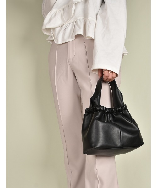 MONICA（モニカ）の「ウェーブハンドルミニバッグ（ショルダーバッグ・レディース・ブラック/グレイッシュベージュ/アイボリー/グリーン・FREE）」の3枚目の写真