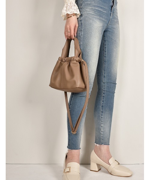 MONICA（モニカ）の「ウェーブハンドルミニバッグ（ショルダーバッグ・レディース・ブラック/グレイッシュベージュ/アイボリー/グリーン・FREE）」の17枚目の写真