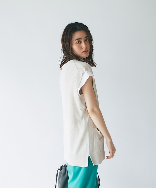 un dix cors（アンディコール）の「レイヤードで上級者　深Vネックニットベスト（ベスト・レディース・ライトベージュ/モカ/チャコール・FREE）」の4枚目の写真