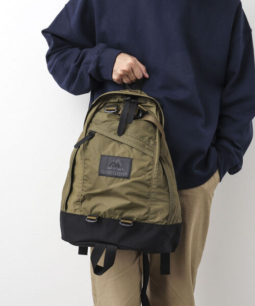 GREGORY(グレゴリー)の「【GREGORY/グレゴリー】FINEDAY MERROW 軽量 ナイロンデイパック(バックパック/リュック・メンズ・ブラック/オリーブ・FREE)」の2枚目の写真