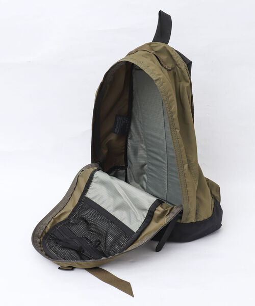 GREGORY(グレゴリー)の「【GREGORY/グレゴリー】FINEDAY MERROW 軽量 ナイロンデイパック(バックパック/リュック・メンズ・ブラック/オリーブ・FREE)」の6枚目の写真