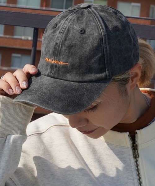 AVIREX（アヴィレックス）の「PIGMENT LOGO CAP/ ピグメントロゴキャップ（キャップ・レディース・チャコールグレー/ベージュ/レッド・FREE）」の2枚目の写真