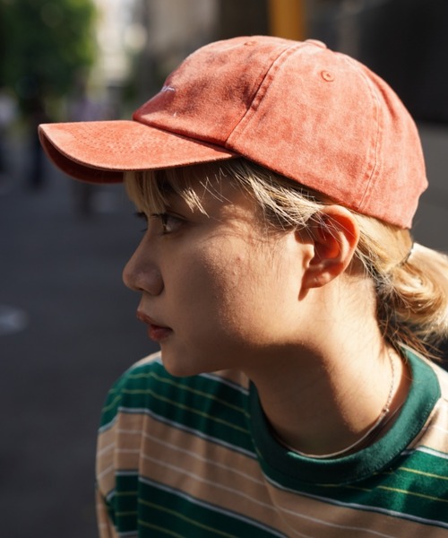 AVIREX（アヴィレックス）の「PIGMENT LOGO CAP/ ピグメントロゴキャップ（キャップ・レディース・チャコールグレー/ベージュ/レッド・FREE）」の5枚目の写真