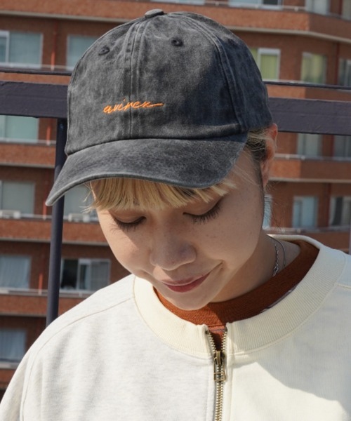 AVIREX（アヴィレックス）の「PIGMENT LOGO CAP/ ピグメントロゴキャップ（キャップ・レディース・チャコールグレー/ベージュ/レッド・FREE）」の7枚目の写真
