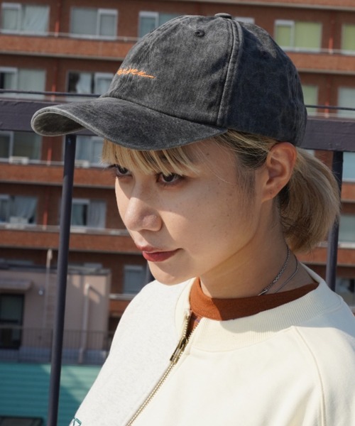 AVIREX（アヴィレックス）の「PIGMENT LOGO CAP/ ピグメントロゴキャップ（キャップ・レディース・チャコールグレー/ベージュ/レッド・FREE）」の8枚目の写真