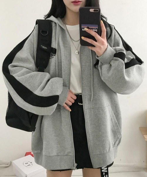 CLEA(クレア)の「裏起毛ラインロゴジップアップパーカー(パーカー・レディース・グレー・M/L/XL)」の6枚目の写真