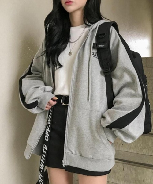 CLEA(クレア)の「裏起毛ラインロゴジップアップパーカー(パーカー・レディース・グレー・M/L/XL)」の7枚目の写真