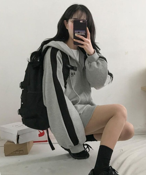 CLEA(クレア)の「裏起毛ラインロゴジップアップパーカー(パーカー・レディース・グレー・M/L/XL)」の5枚目の写真