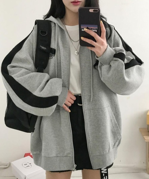 CLEA(クレア)の「裏起毛ラインロゴジップアップパーカー(パーカー・レディース・グレー・M/L/XL)」の2枚目の写真