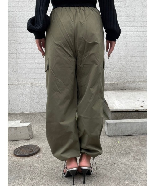 EGOIST(エゴイスト)の「裾ドロストカーゴパンツ(カーゴパンツ・レディース・カーキ/ブラック/ベージュ・FREE)」の4枚目の写真
