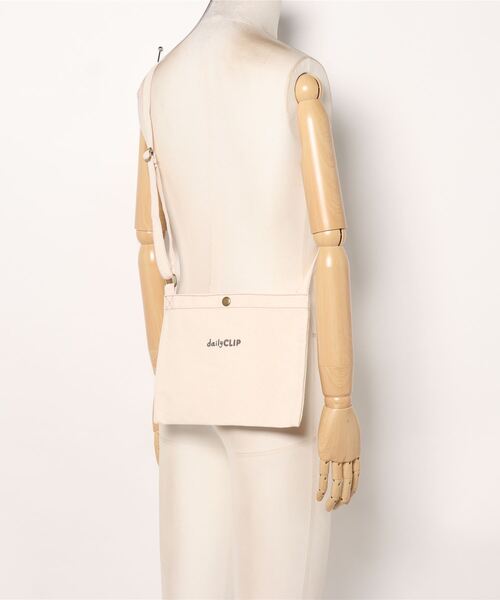 studio CLIP（スタディオクリップ）の「【daily CLIP】キャンバスロゴサコッシュバッグ（ボディバッグ/ウエストポーチ・レディース・ナチュラル・FREE）」の5枚目の写真