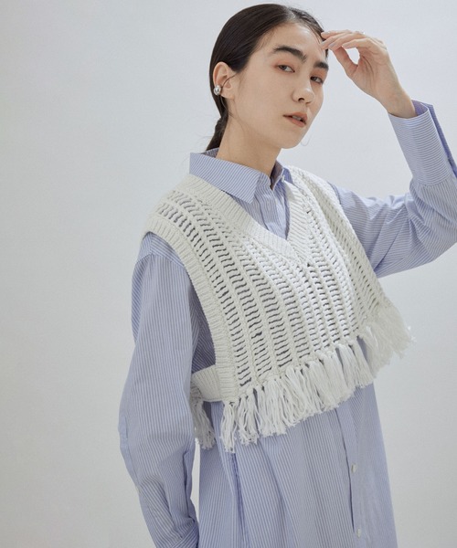 SALON adam et rope'（サロン アダム エ ロペ）の「コードヤーンフリンジベスト（ベスト・レディース・ホワイト/ブラック・FREE）」の3枚目の写真