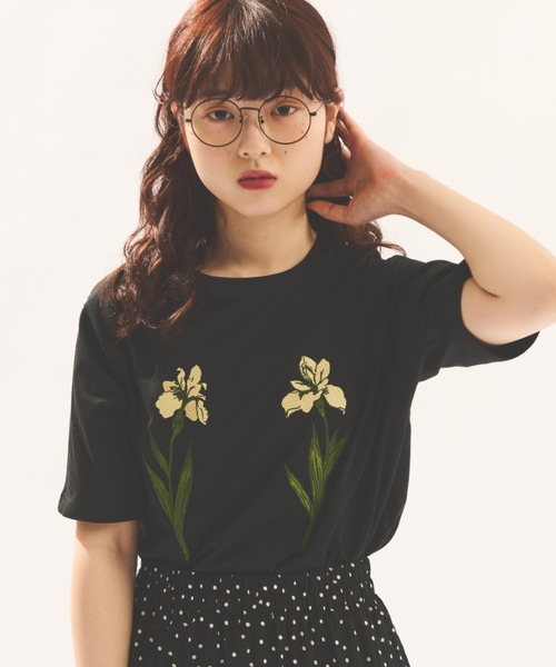 MERLOT(メルロー)の「フラワー刺繍Tシャツ(Tシャツ/カットソー・レディース・ホワイト/ブラック・FREE)」の1枚目の写真