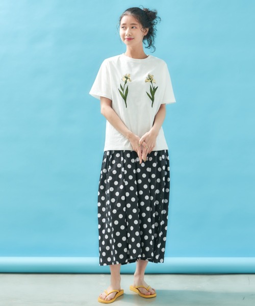 MERLOT(メルロー)の「フラワー刺繍Tシャツ(Tシャツ/カットソー・レディース・ホワイト/ブラック・FREE)」の3枚目の写真