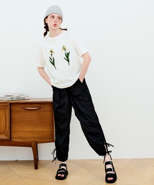 MERLOT(メルロー)の「フラワー刺繍Tシャツ(Tシャツ/カットソー・レディース・ホワイト/ブラック・FREE)」の16枚目の写真