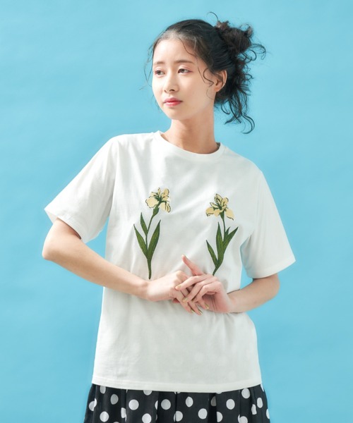 MERLOT(メルロー)の「フラワー刺繍Tシャツ(Tシャツ/カットソー・レディース・ホワイト/ブラック・FREE)」の15枚目の写真