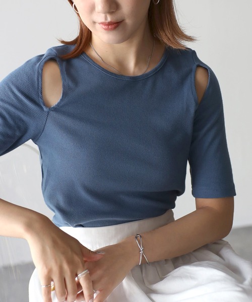 Riberry(リベリー)の「カットアウトテレコトップス(Tシャツ/カットソー・レディース・チャコールグレー/オフホワイト/ブルー/ブラック/グレイッシュベージュ・MEDIUM)」の6枚目の写真