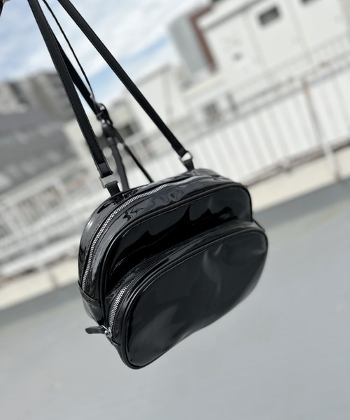 LVEU.(ラブユ.)の「【ZOZOTOWN限定】Enamel round backpack / エナメルラウンドリュック(バックパック/リュック・レディース・ブラック・FREE)」の9枚目の写真