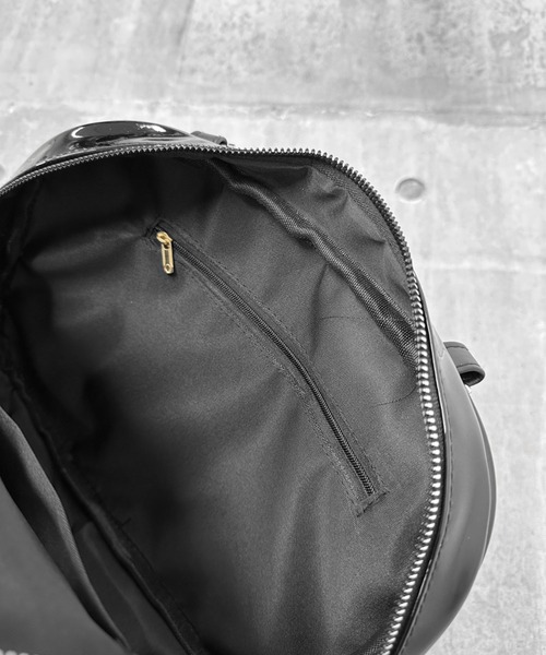 LVEU.(ラブユ.)の「【ZOZOTOWN限定】Enamel round backpack / エナメルラウンドリュック(バックパック/リュック・レディース・ブラック・FREE)」の19枚目の写真