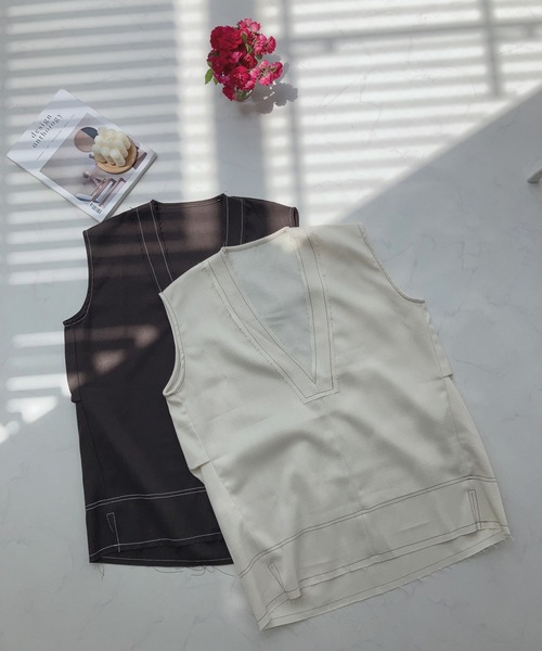 AS KNOW AS plus(アズノゥアズプラス)の「〇リネンライク ステッチVネックベスト(ベスト・レディース・アイボリー/ブラック/ブラウン・FREE)」の1枚目の写真