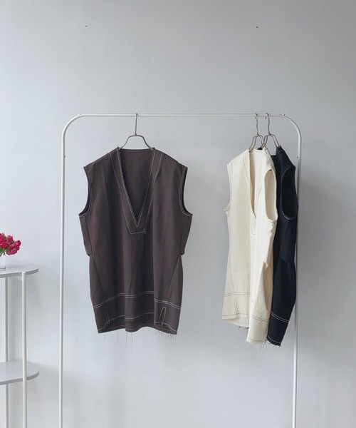AS KNOW AS plus(アズノゥアズプラス)の「〇リネンライク ステッチVネックベスト(ベスト・レディース・アイボリー/ブラック/ブラウン・FREE)」の5枚目の写真