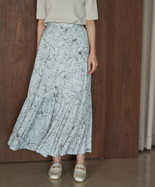 ROPE' PICNIC(ロペピクニック)の「【emur/エミュール】セットアップ対応/アートフラワー柄スカート(スカート・レディース・ブラック/サックスブルー・38)」の2枚目の写真