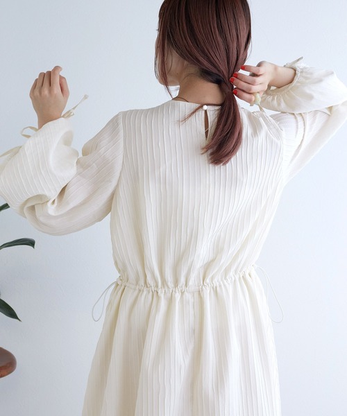 w closet（ダブルクローゼット）の「ドロストギャザーワンピース（ワンピース・レディース・サックスブルー/ブラック/オフホワイト・FREE）」の7枚目の写真