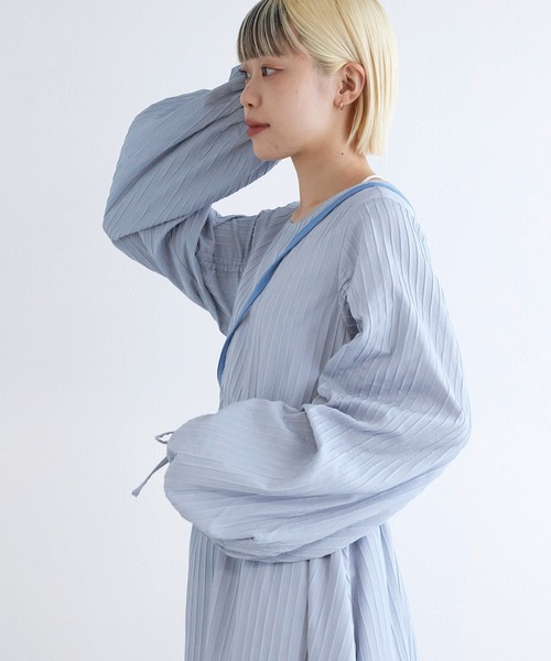 w closet（ダブルクローゼット）の「ドロストギャザーワンピース（ワンピース・レディース・サックスブルー/ブラック/オフホワイト・FREE）」の16枚目の写真