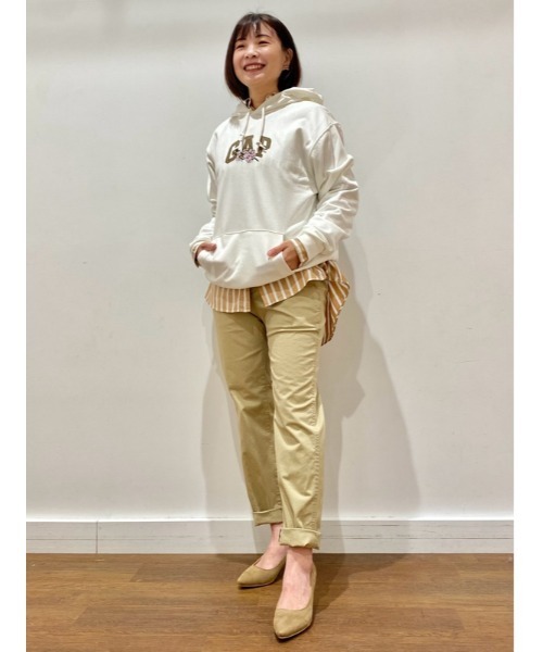 GAP（ギャップ）の「ミッドライズ ダウンタウン カーキパンツ（チノパンツ・レディース・ネイビー/ベージュ/ブラック/カーキ・00/0/2/4/6/8/000/10）」の14枚目の写真