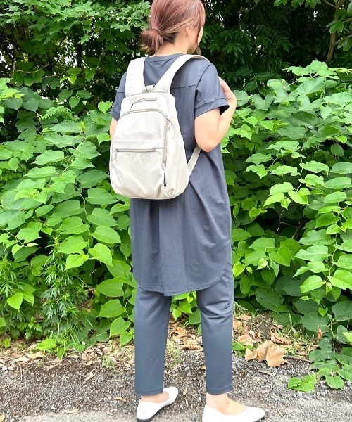 HusHusH(ハッシュアッシュ)の「HusHusH ハッシュアッシュ 人間工学ナイロンリュック(バックパック/リュック・レディース・ブラック/グレイッシュベージュ・フリー)」の14枚目の写真